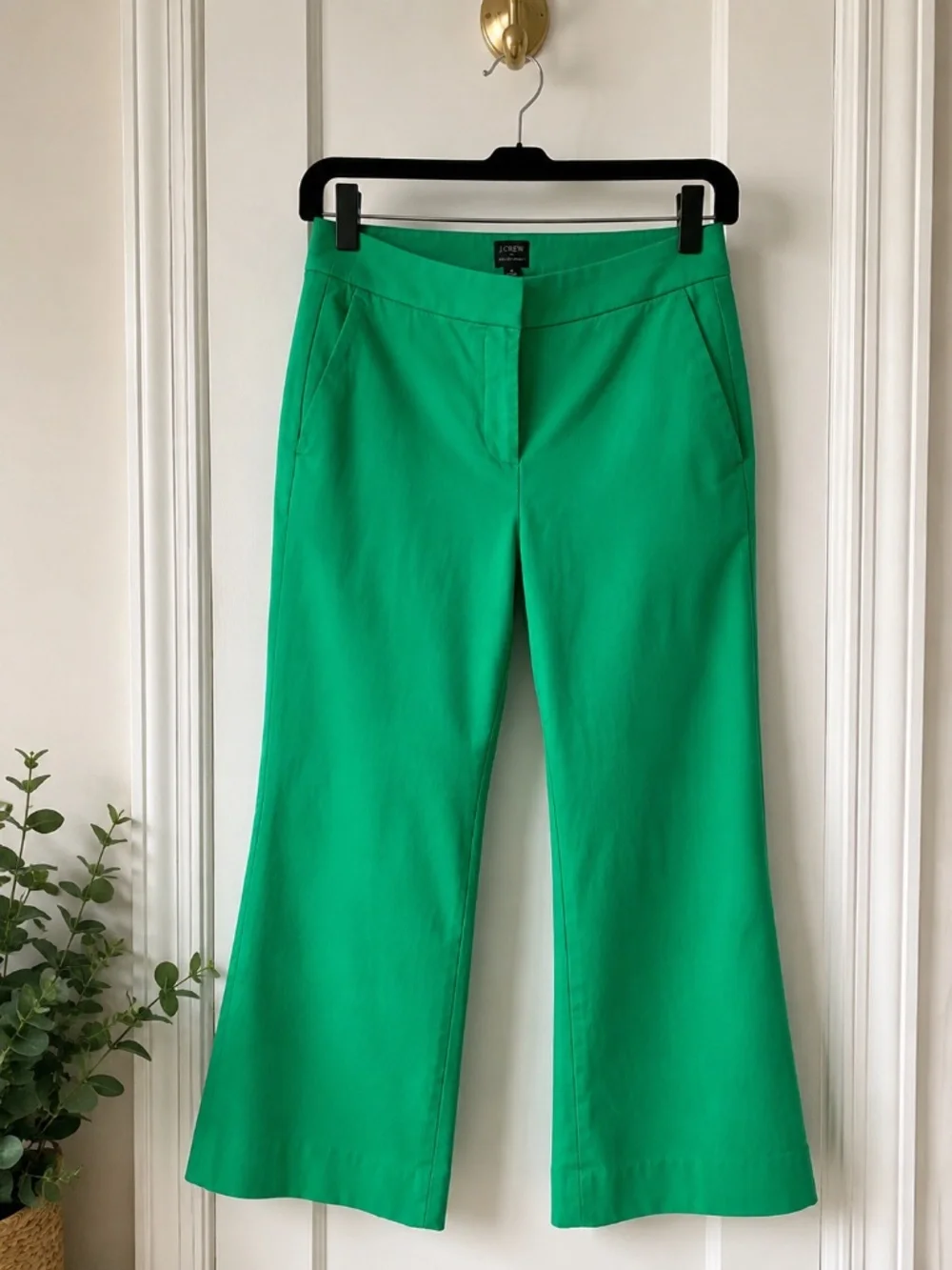J.Crew Kelsey cropped pants in a gorgeous bright green, size 4.